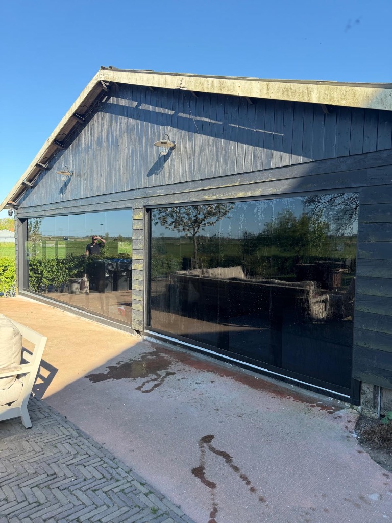 Grote glazen pui aan de tuinzijde
