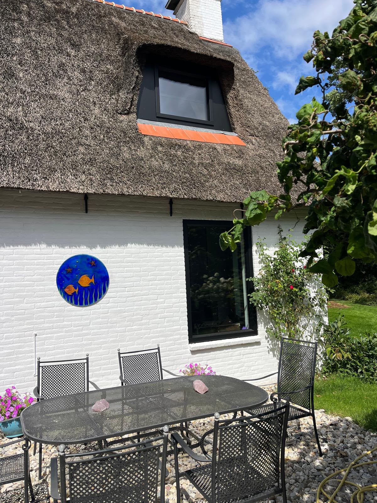 Raamkozijn in een witte gevel