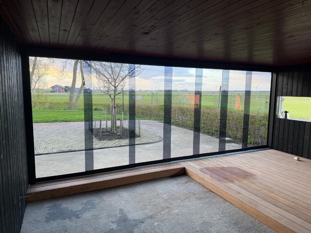 Glazen schuifpui gezien vanuit de woning