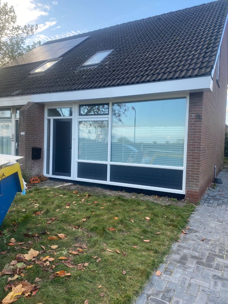 Brede raampartij aan een woning