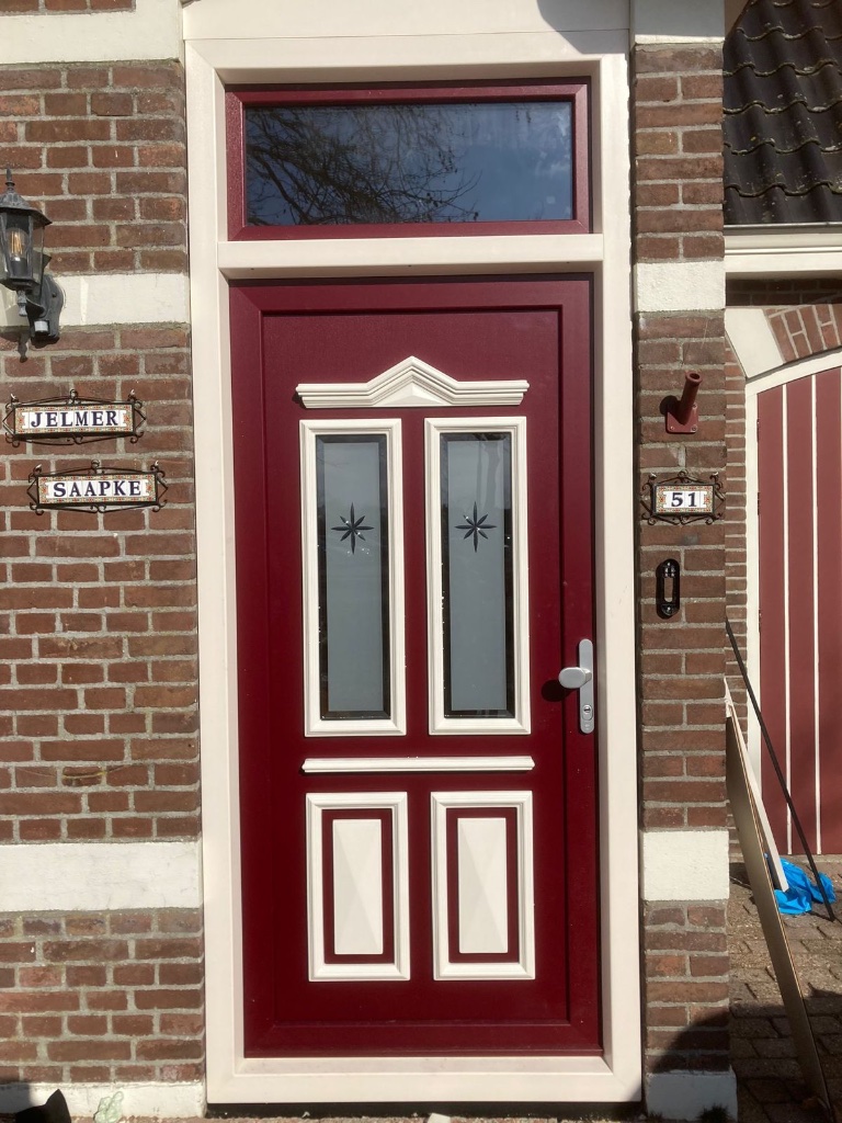 Klassieke voordeur met zijlicht