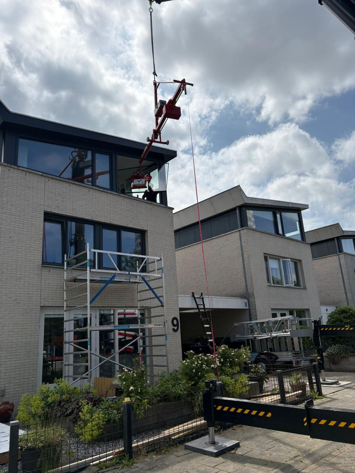 Woning met een brede glazen achterpui