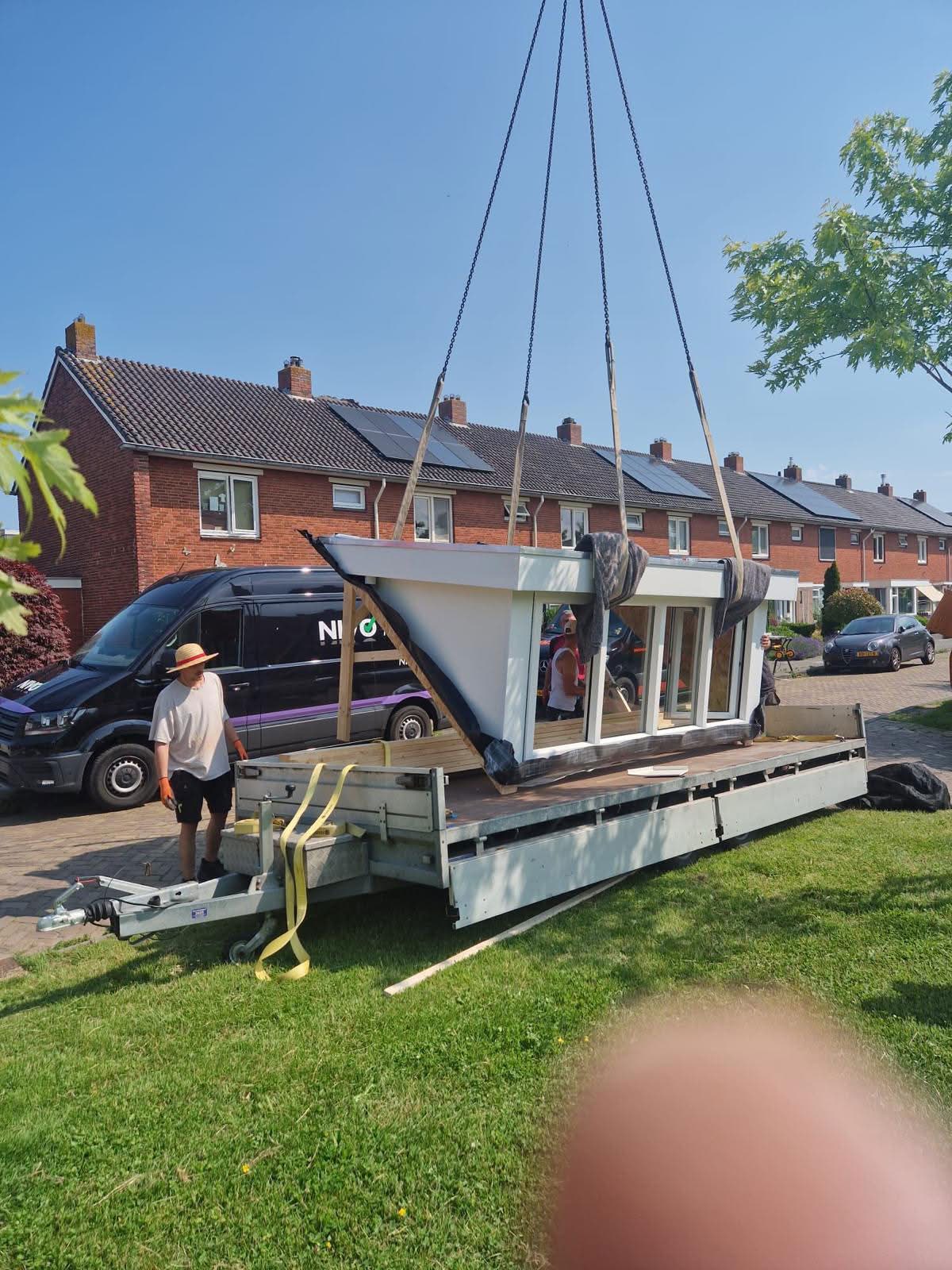 OMD aan het werk op locatie met een kraan
