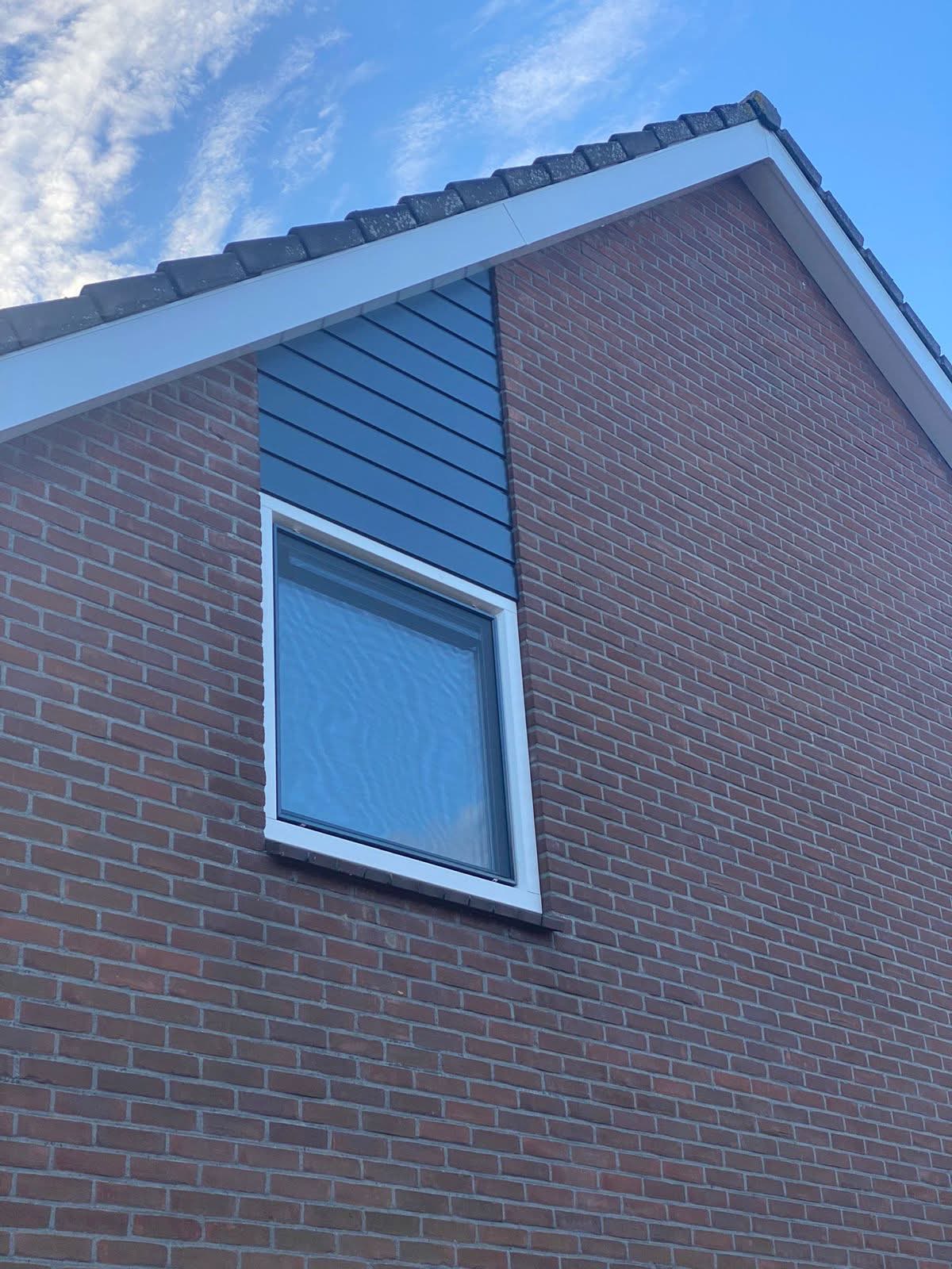 Donkere dakrand en gevelafwerking