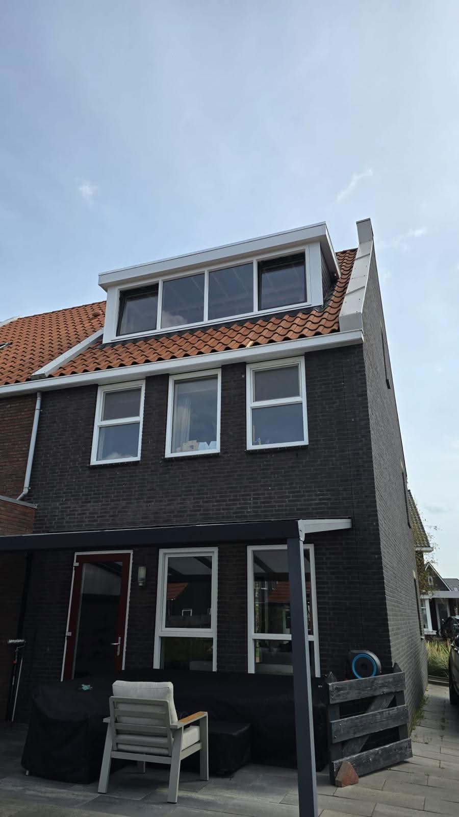 Dakkapel op een hoge stadswoning
