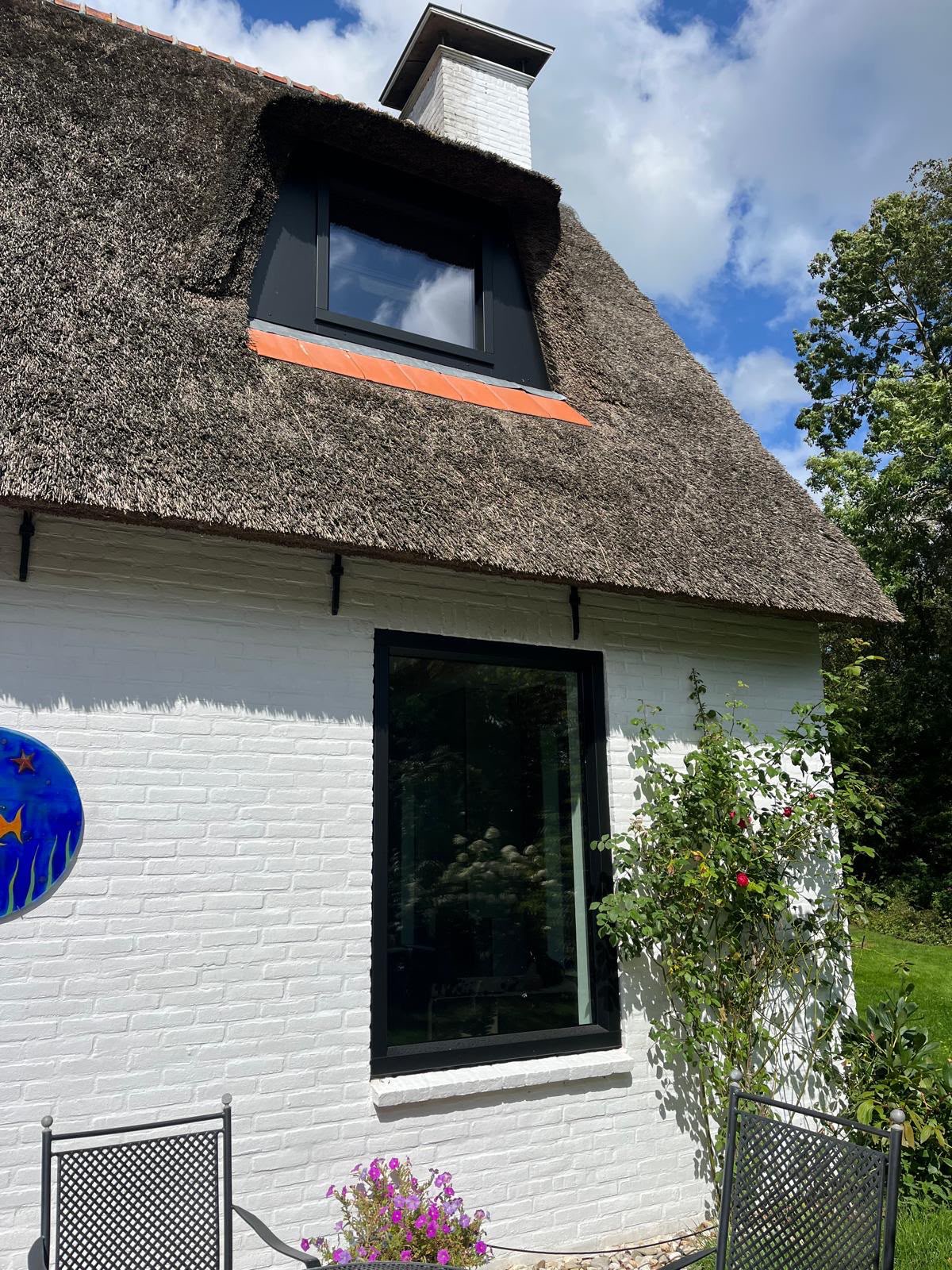 Kozijn in een woning met rieten dak