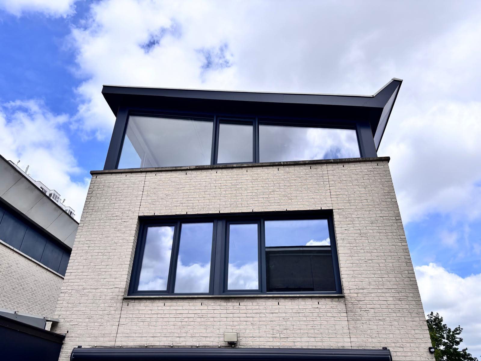 Moderne gevel met donkere raamkozijnen