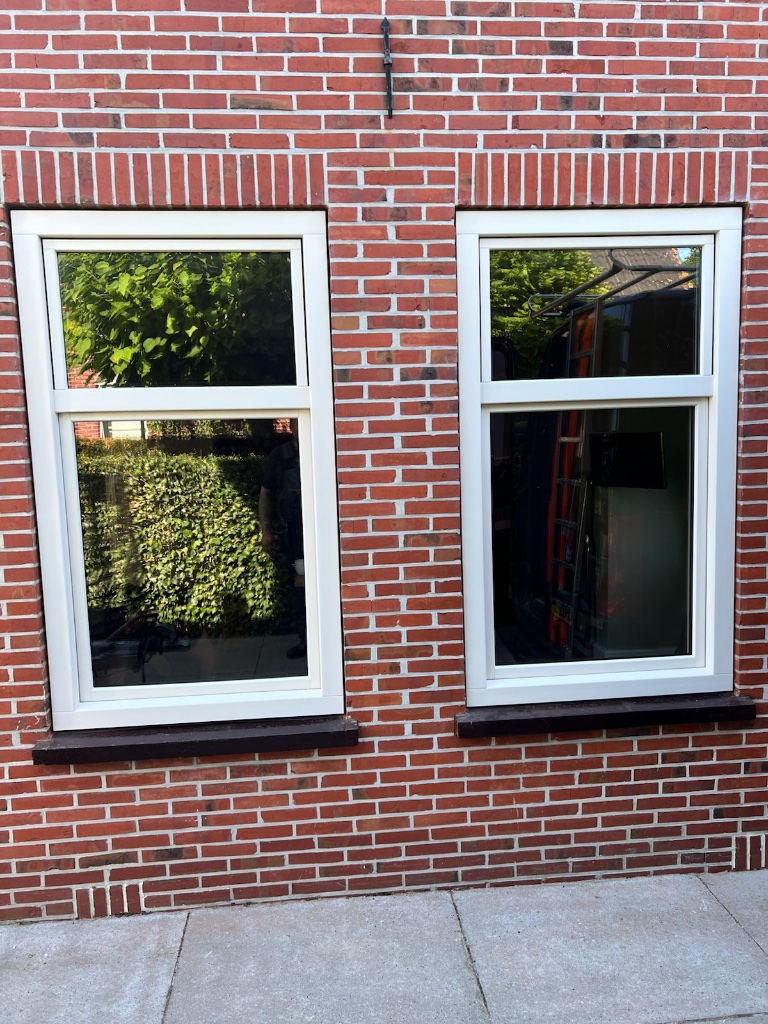 Twee nieuwe kunststof raamkozijnen