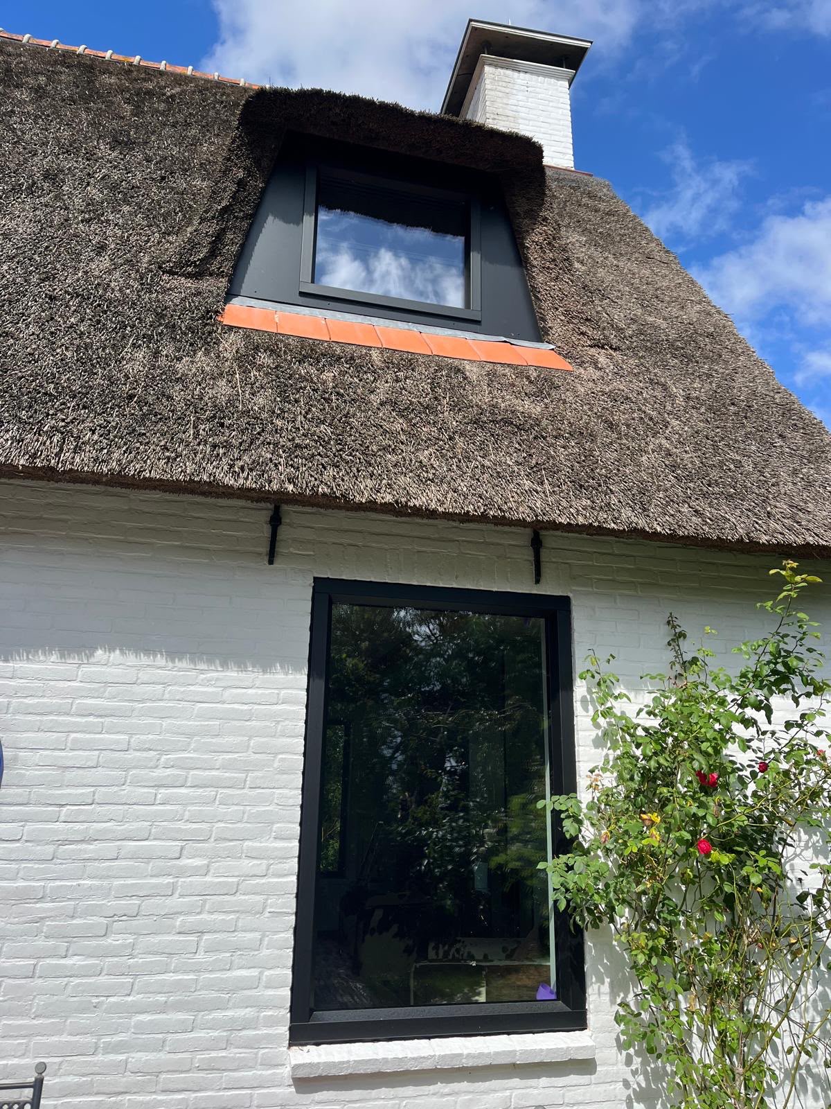 Nieuw kozijn in een woning met rieten dak