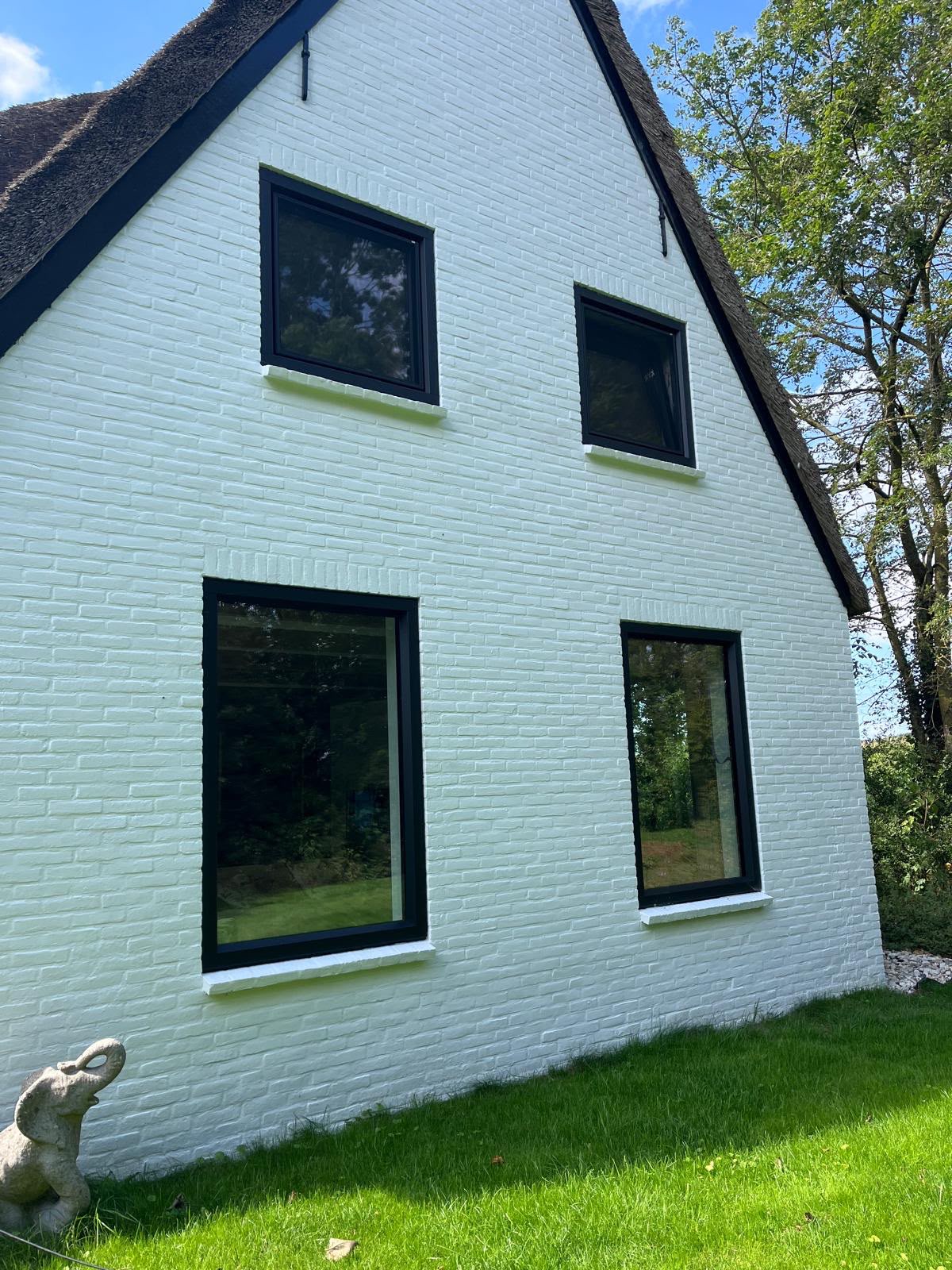 Gevelbekleding met donkere kozijnen