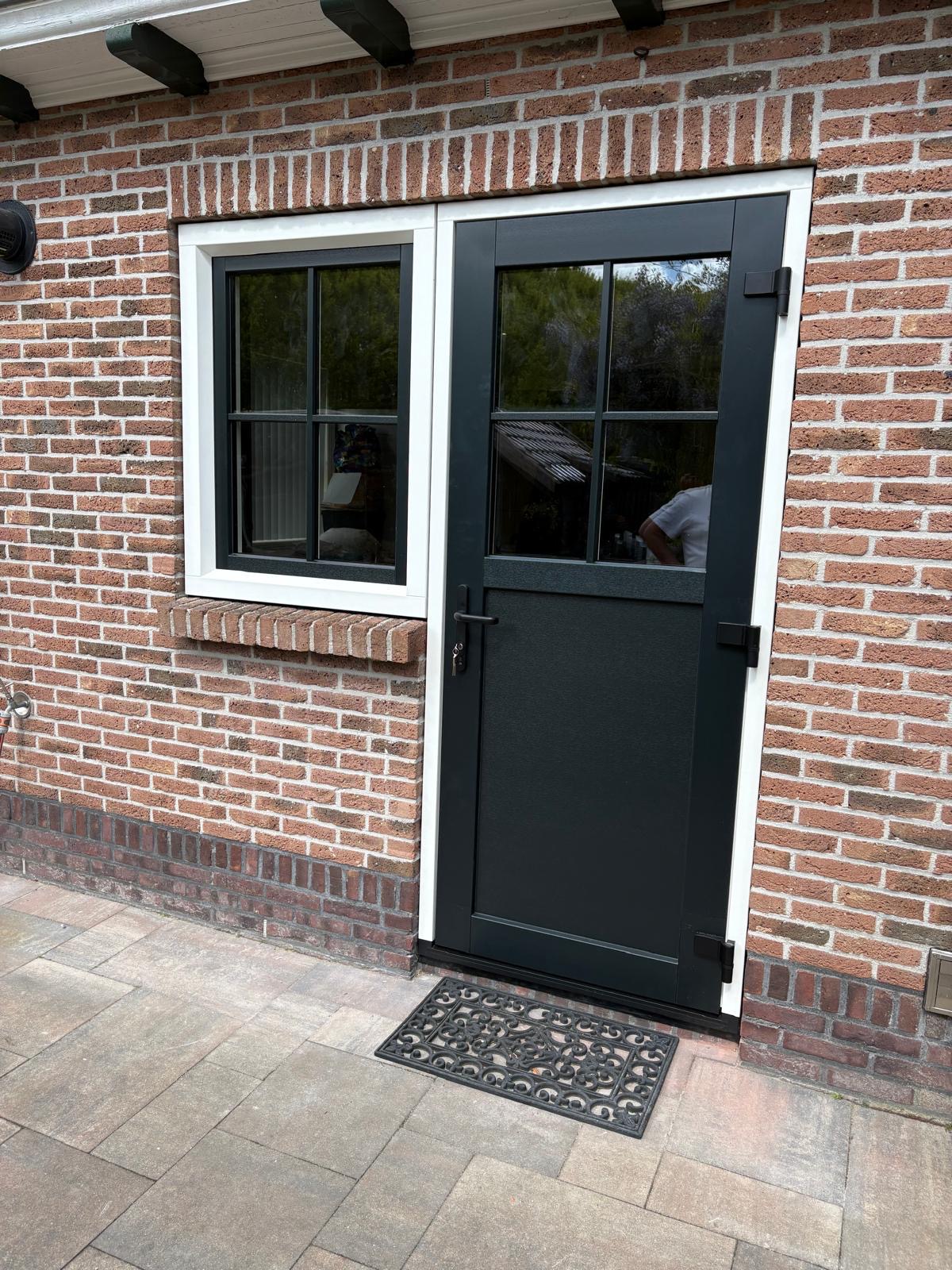 Nieuwe achterdeur met raamkozijn