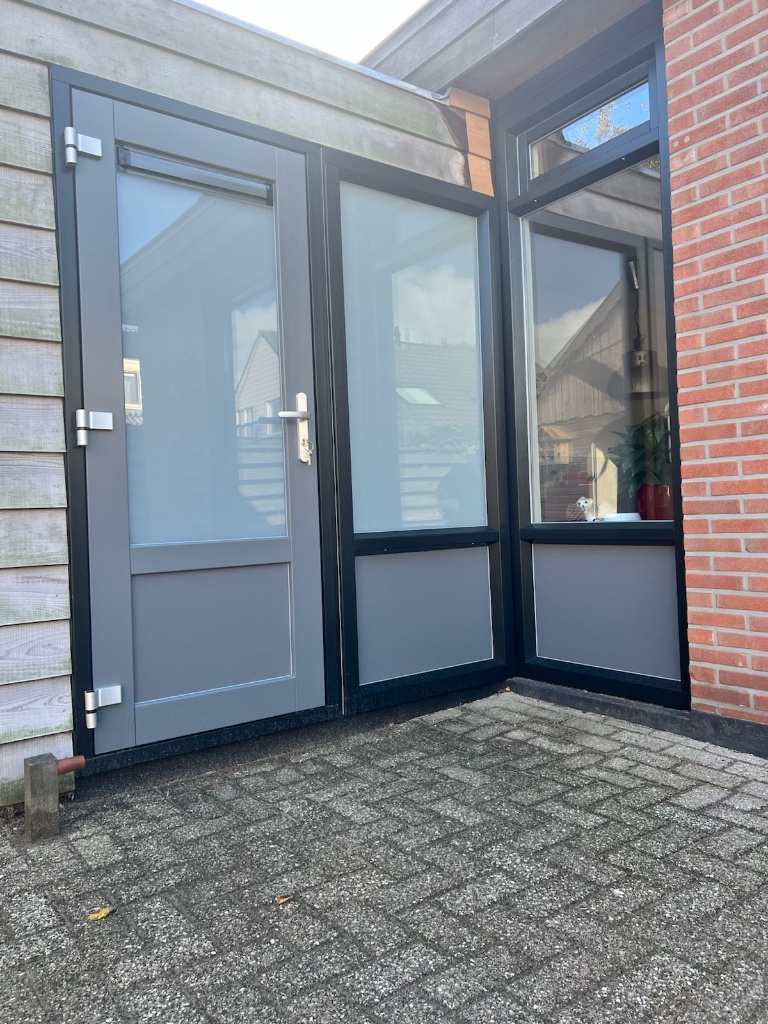 Glazen hoekpui met buitendeur
