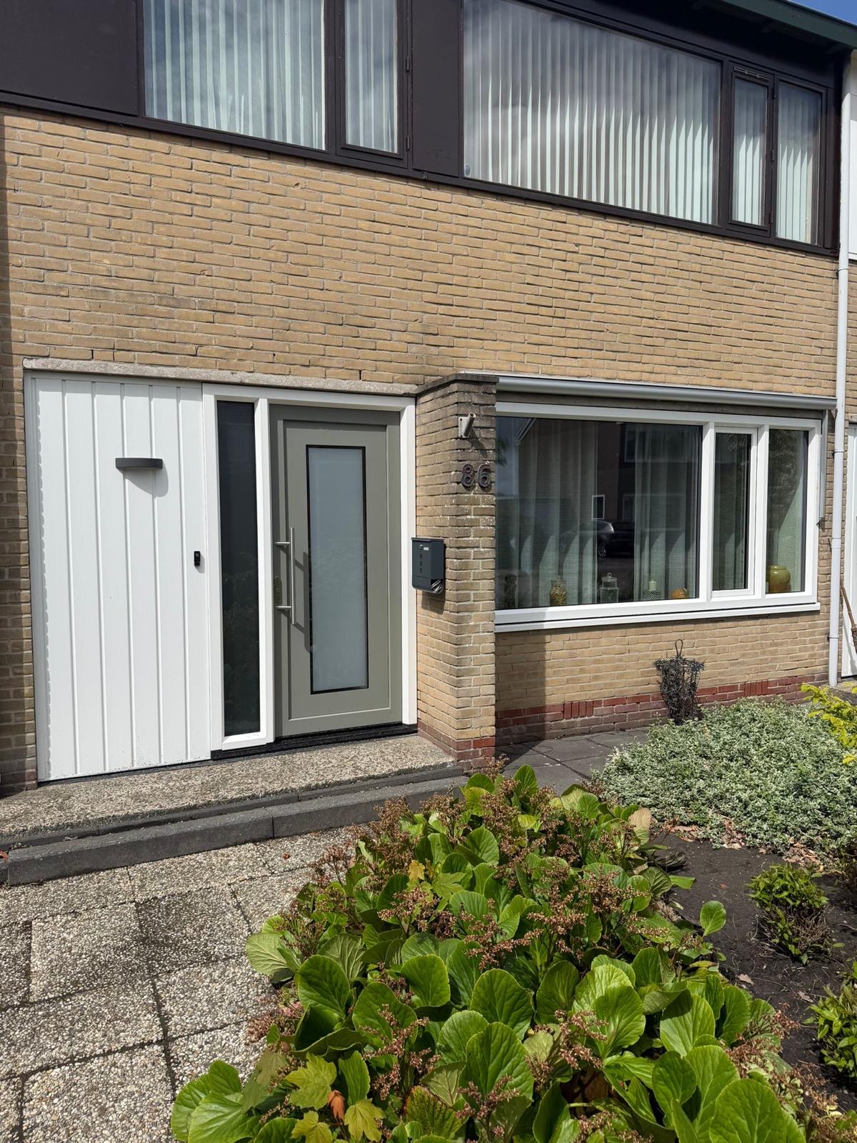Woning voorzien van nieuwe kunststof kozijnen