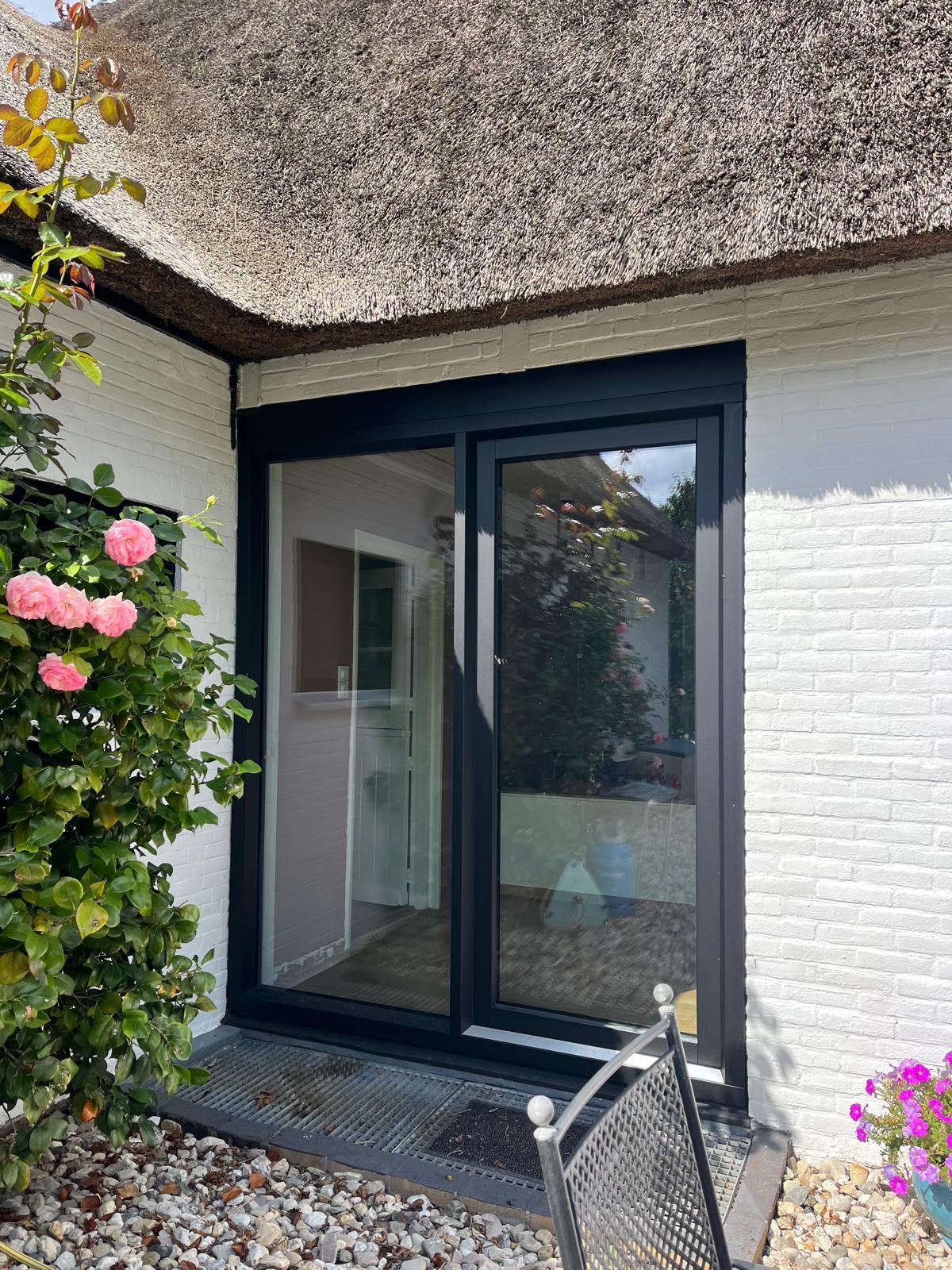 Donkere voordeur gemonteerd door OMD