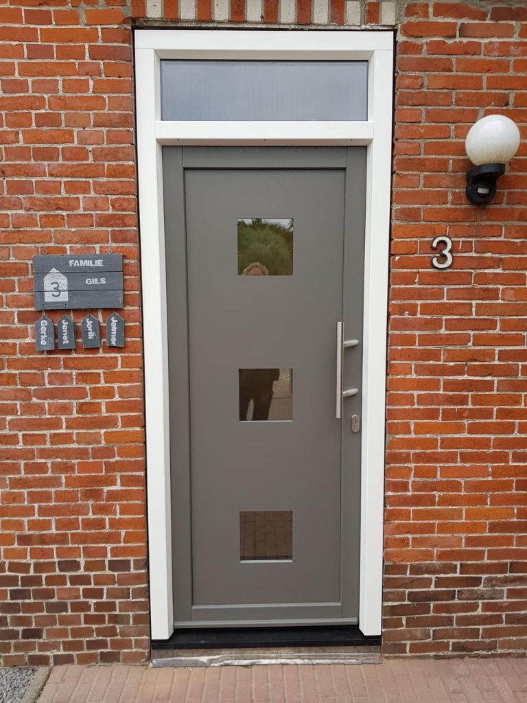 Moderne voordeur gemonteerd door OMD