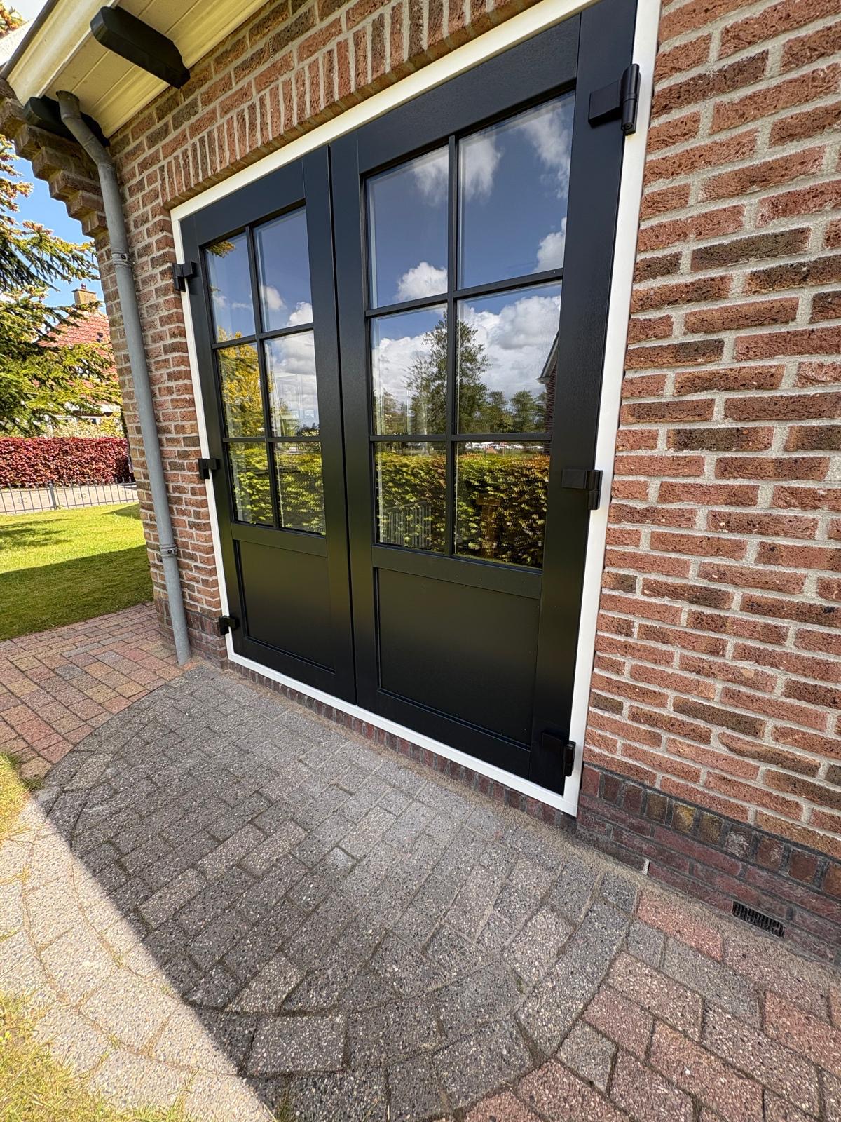 Donker kozijn met grote glasvlakken